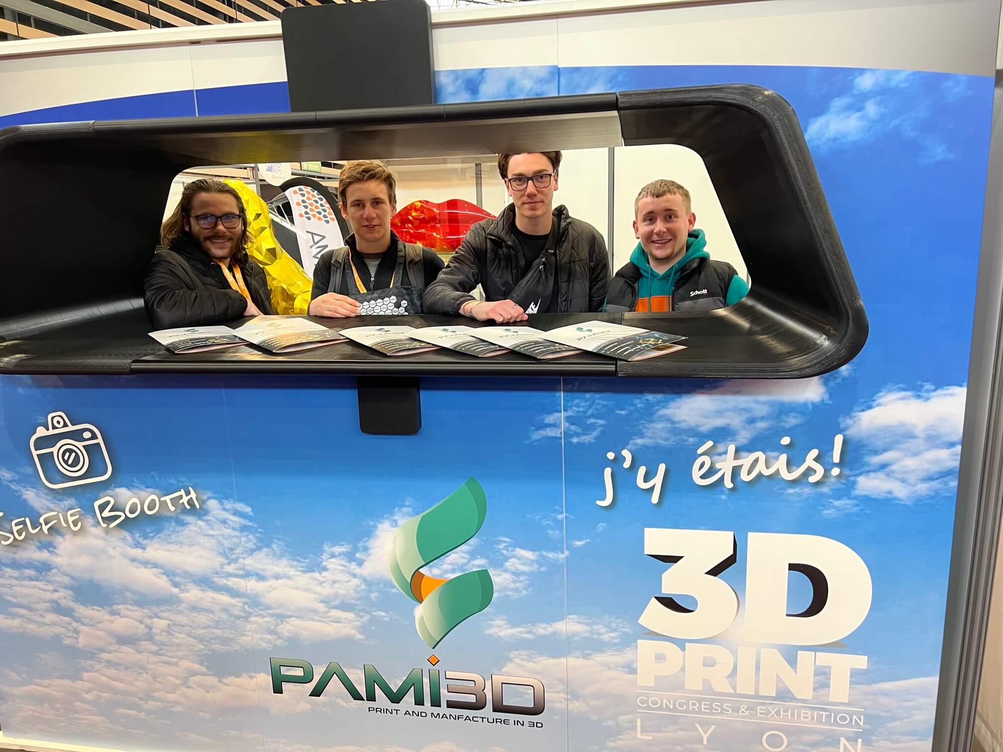 Specchietto retrovisore interno gigante stampato in 3D, allestimento instagrammabile per un evento aperto al pubblico