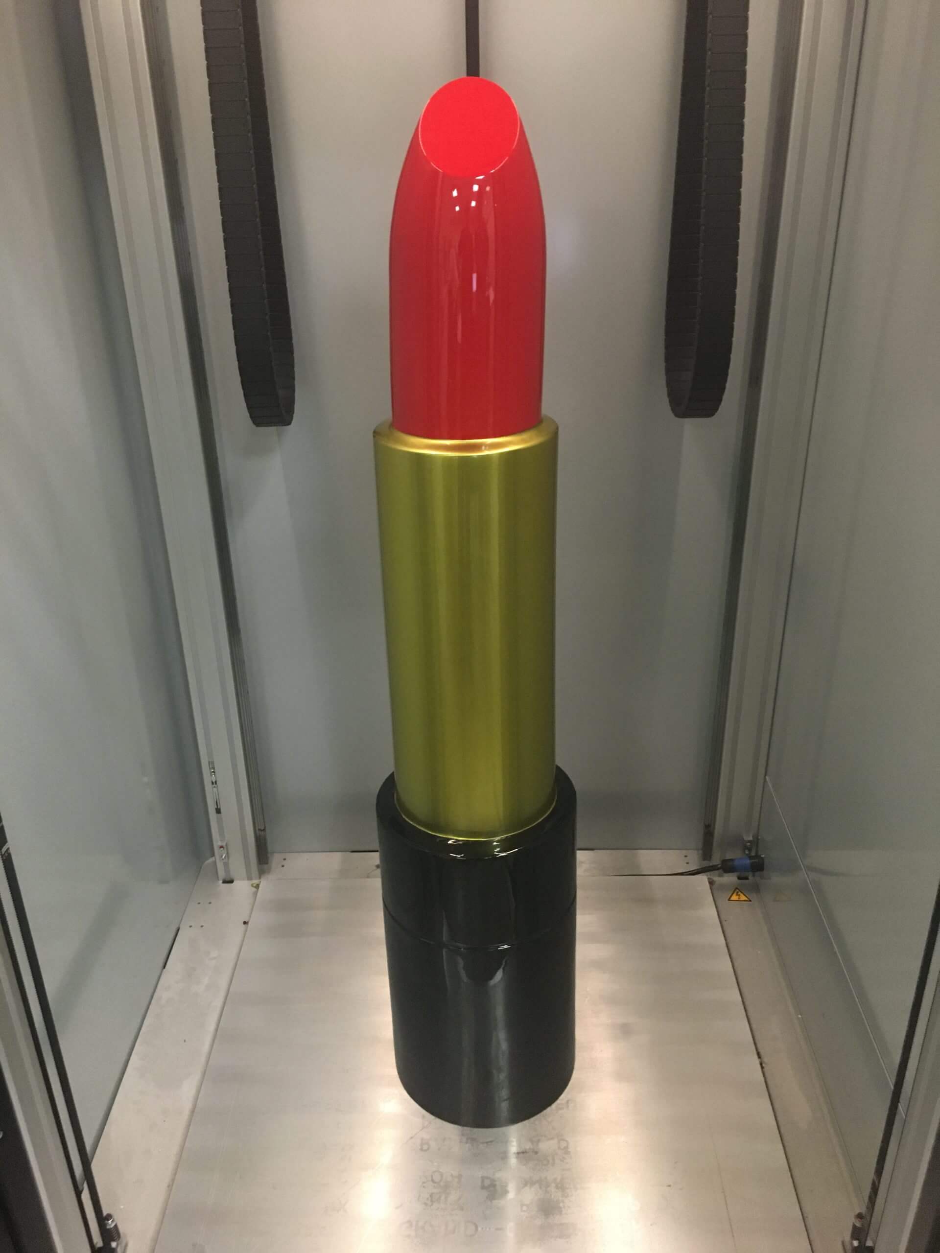 Rossetto gigante stampato in 3D, astuccio oro e nero, allestimento per vetrina beauty, PAMI3D