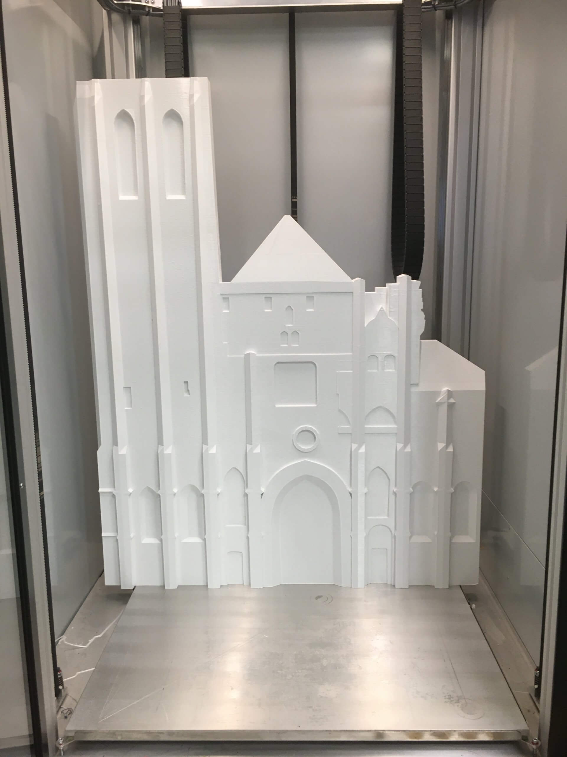 Maquette architecturale blanche d'une façade gothique réalisée en impression 3D par PAMI3D