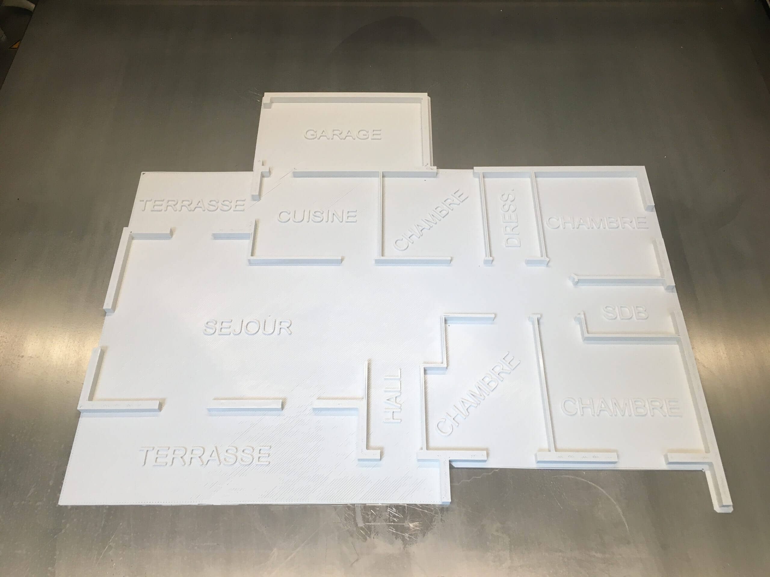 Maquette architecturale blanche d'un plan de maison avec pièces étiquetées, imprimée en 3D par PAMI3D