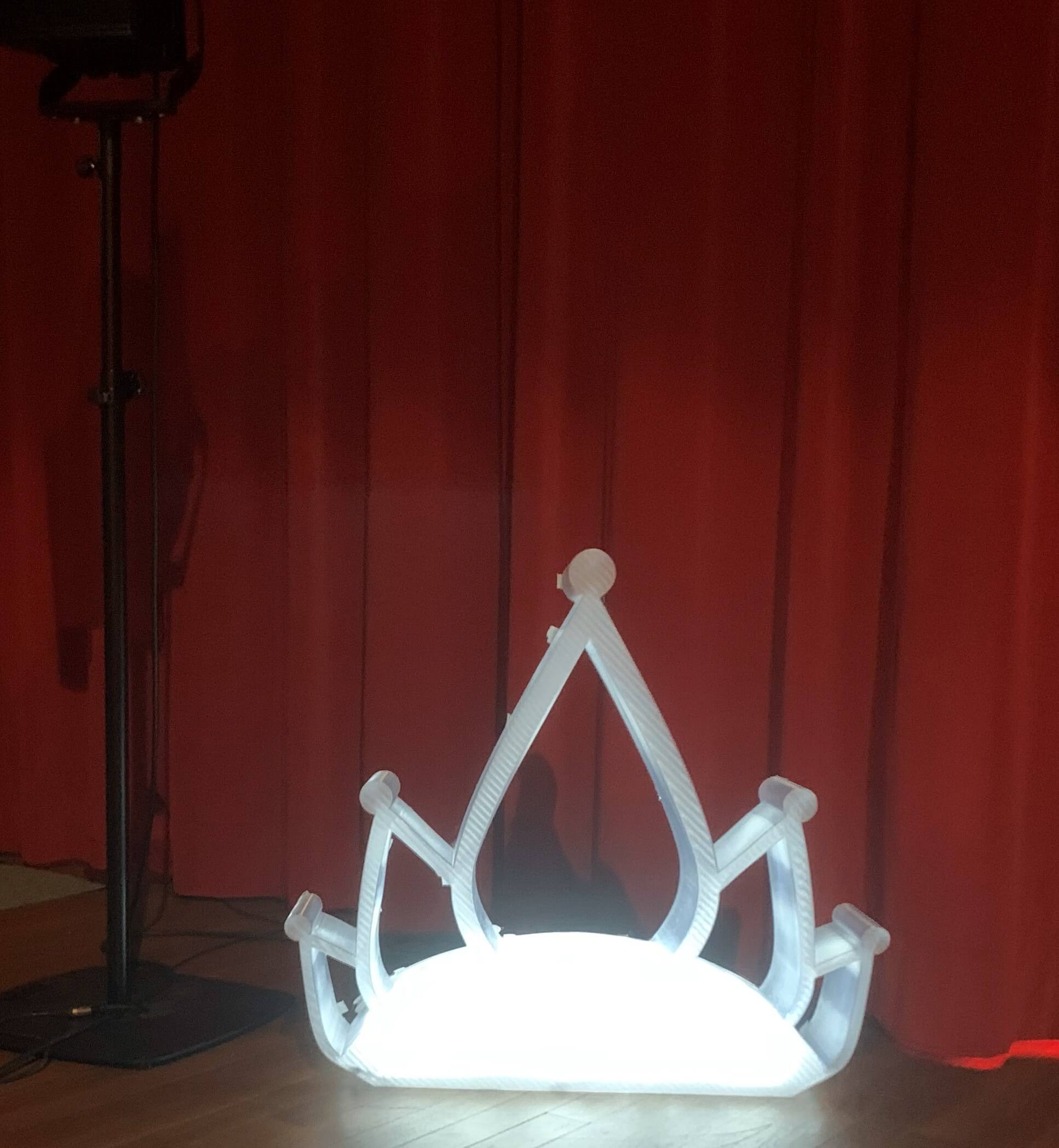 Corona 3D traslucida stampata in grande formato con illuminazione LED interna, scenografia PAMI3D
